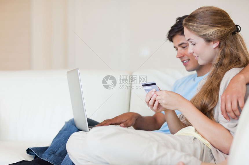 网上购买情侣年轻人技术笔记本房子沙发幸福夫妻电脑购物互联网图片