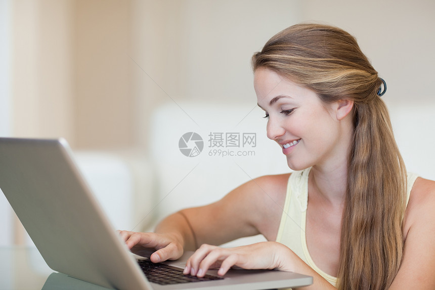 使用笔记本的妇女活动生活房子闲暇互联网技术电脑微笑女性沟通图片