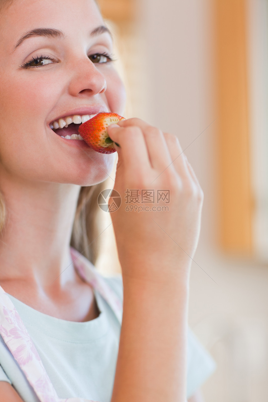 女人吃草莓的近身图片