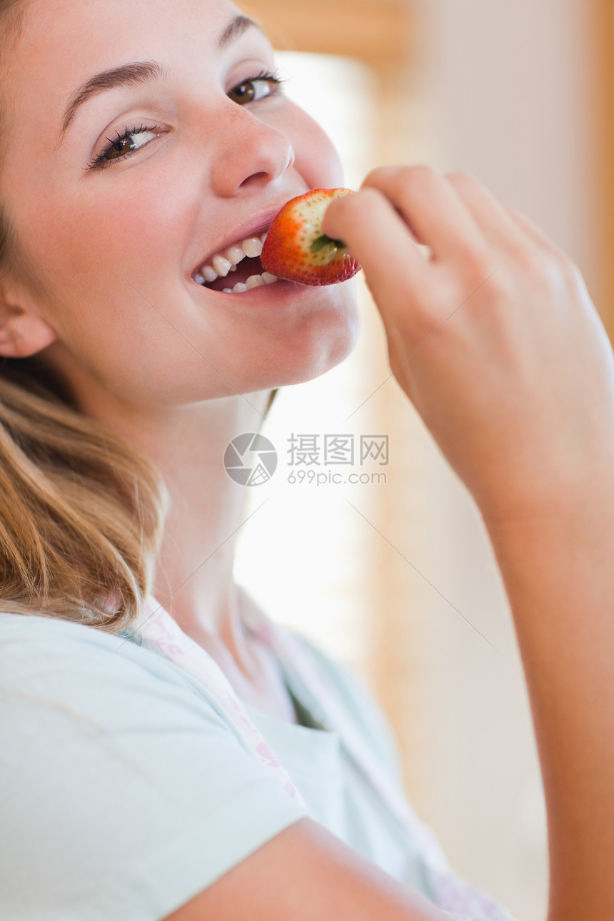 一个年轻女人吃草莓的近身饮食食物重量水果抗氧化活力幸福厨房女性乐趣图片