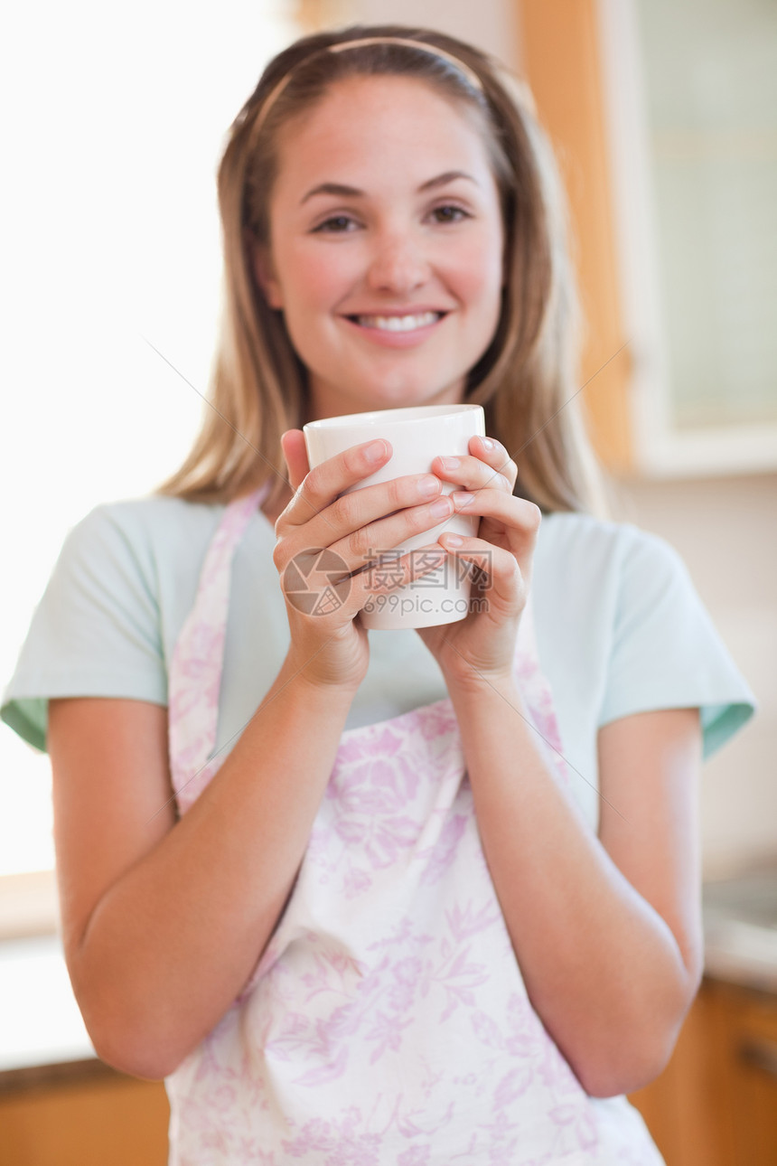 一个女人喝咖啡的肖像快乐房子咖啡幸福饮料微笑食物家庭杯子女性图片