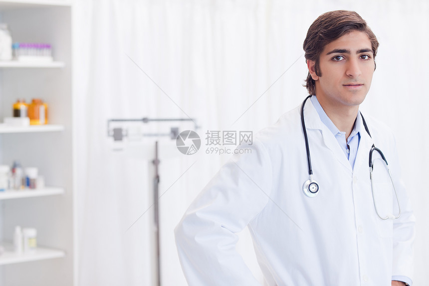 年轻医生站在检查室的青年医生图片