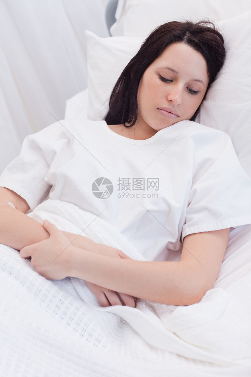 睡在医院里的妇女思维保健疾病毯子悲伤外表说谎流感病人卫生图片
