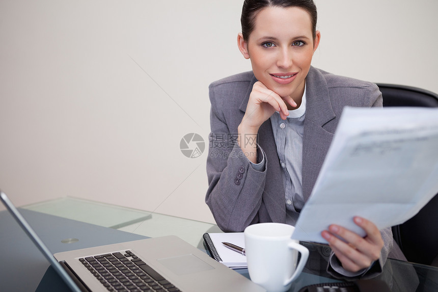 女商务人士阅读公司的通知图片