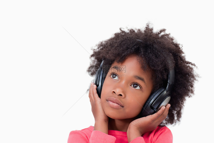 一个安静的女孩的近身 听音乐图片