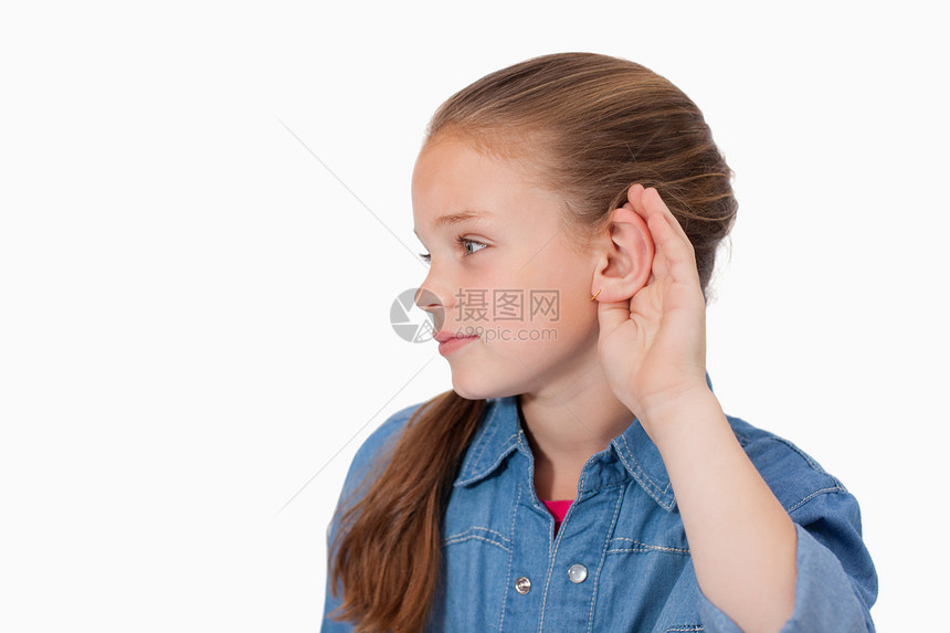 可爱的姑娘刺她的耳朵图片