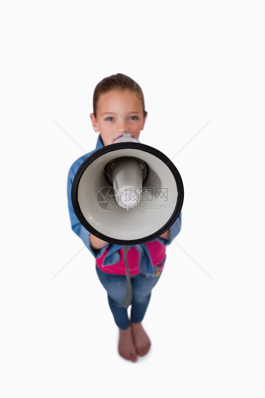 一个女孩用扩音器说话的肖像图片