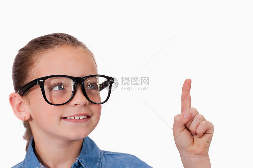 女孩指着什么东西乐趣童年房间孩子广告工作室白色影棚眼镜快乐图片