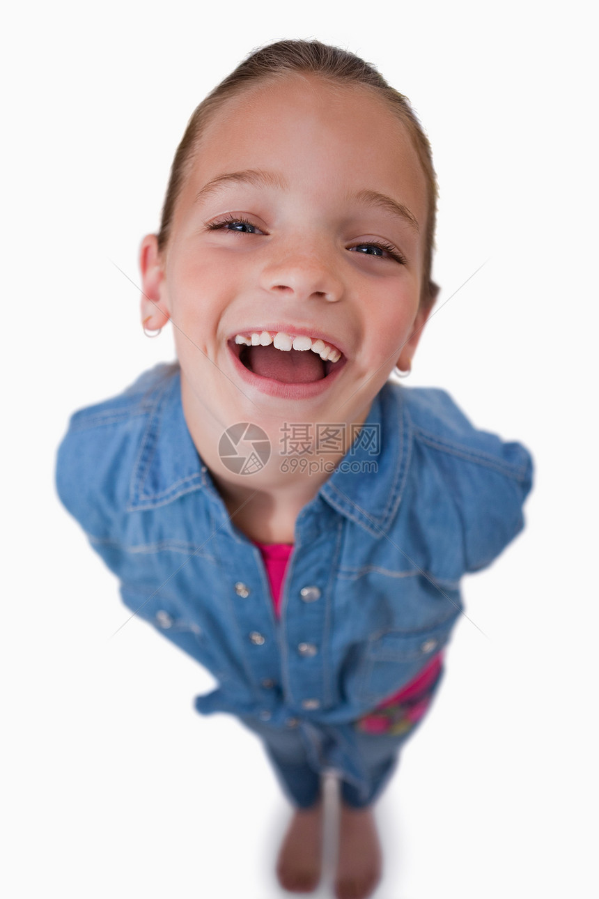 一个欢笑的女孩的肖像 微笑在镜头前图片