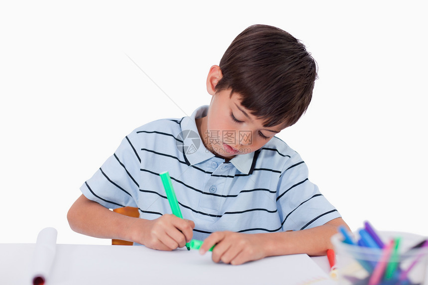 青年男孩绘画蜡笔孩子学习铅笔教育瞳孔创造力学生快乐微笑图片