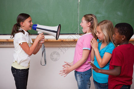 女学生用扩音器向同学大喊叫高清图片