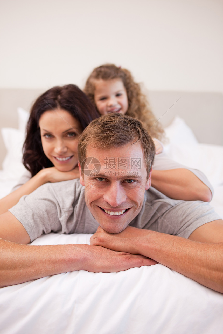 一家人一起在床上放松的快乐图片