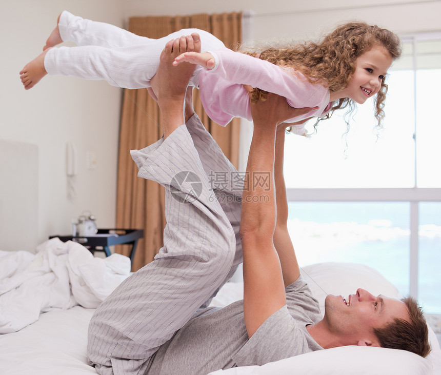 父亲和女儿玩飞机的图片