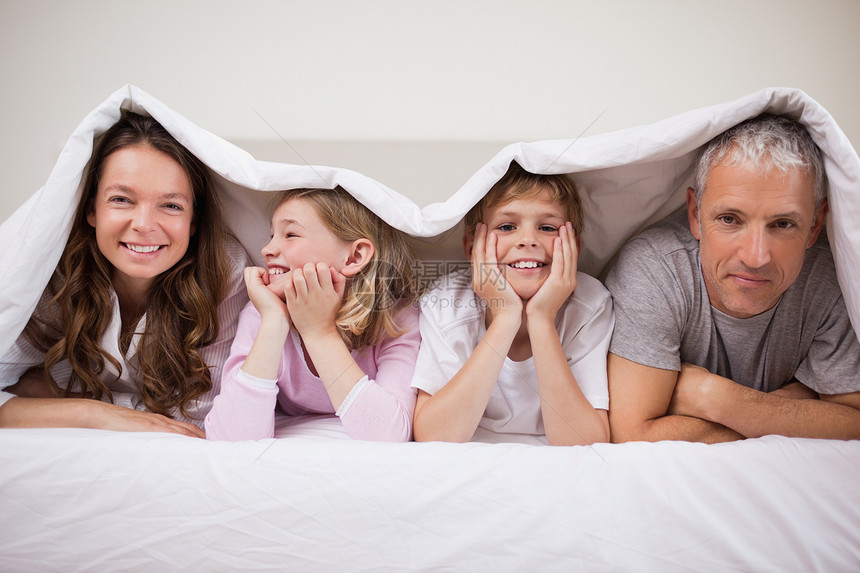 幸福的一家人躺在女仆身下图片