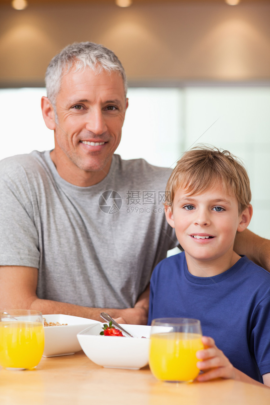 一个男孩和他父亲在吃早餐时的肖像图片