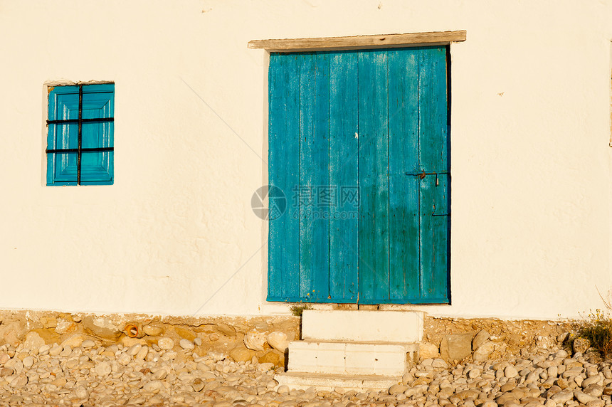 地中海的建筑架构住宅房子木头建筑学入口白色粉饰蓝色窗户图片