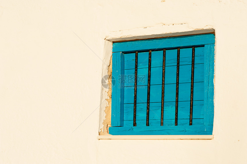 蓝窗口建筑学水平房子窗户白色粉饰木头住宅建筑蓝色图片