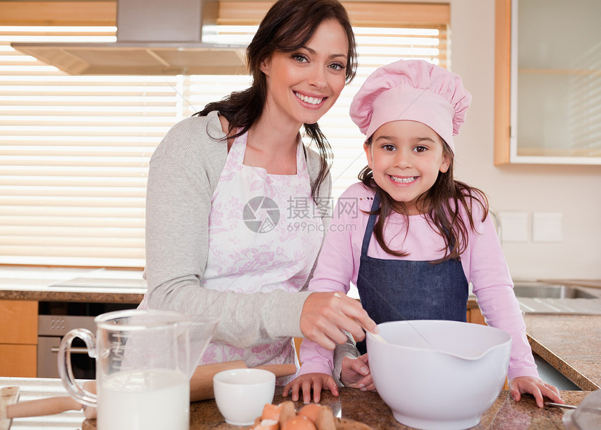 母亲与女儿一起烤奶厨房甜点学习面粉帮助女性烘烤厨师面团女孩们图片
