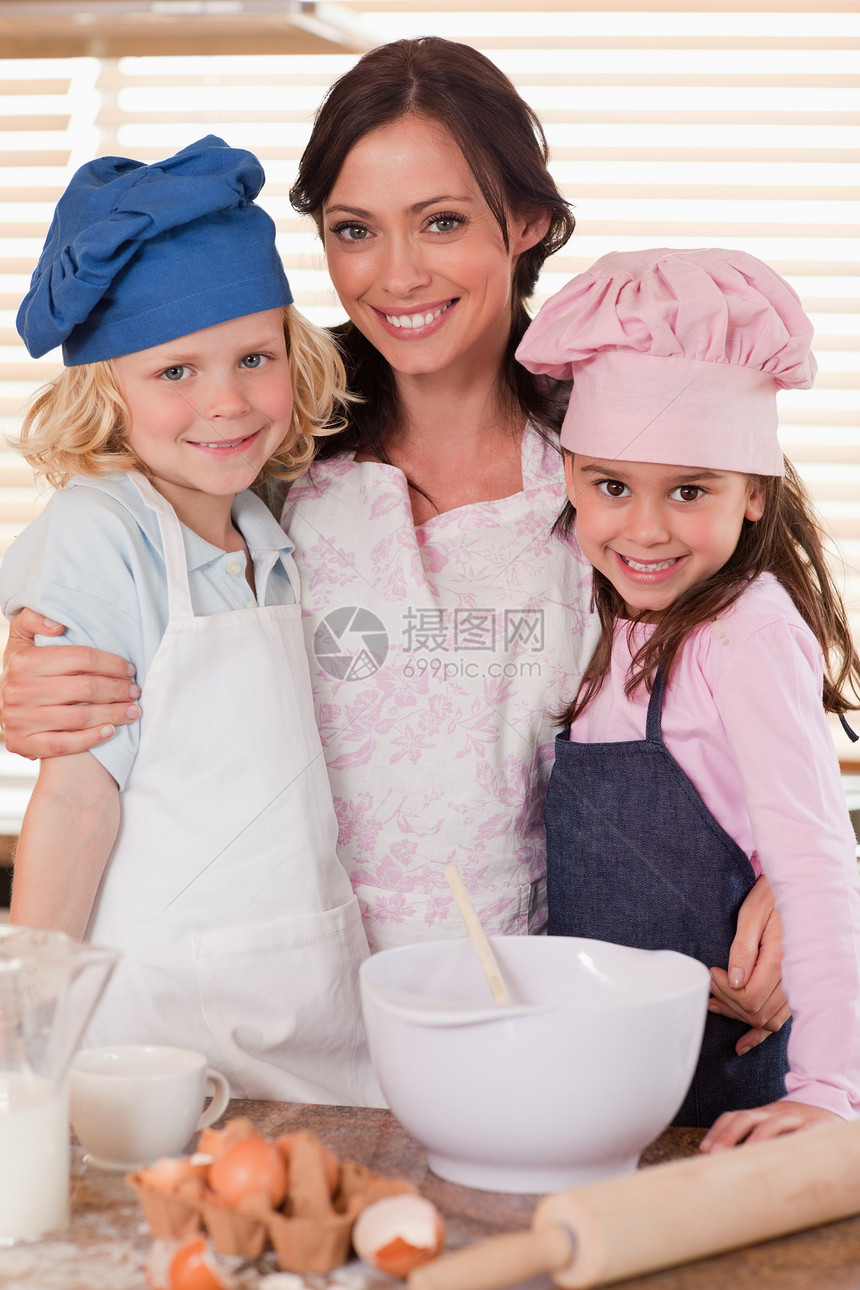母亲及其子女的肖像 烘烤图片