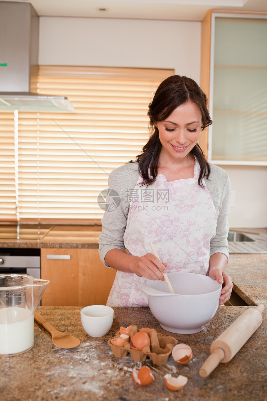 一位微笑着的女人做烘烤的肖像图片
