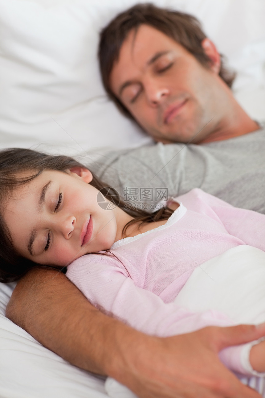 父亲与女儿睡在一起的肖像图片