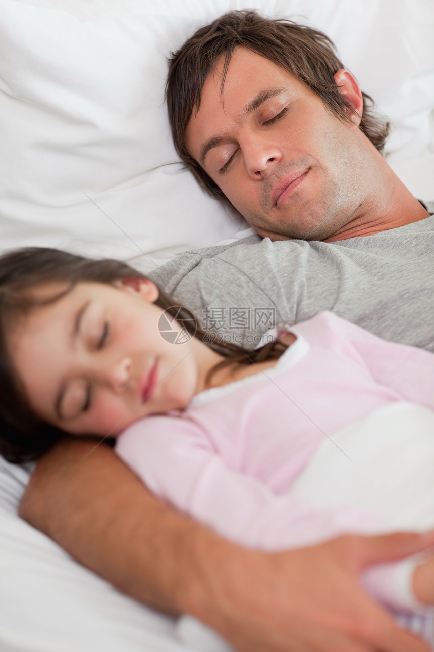一位平静的父亲和女儿睡在一起的肖像图片