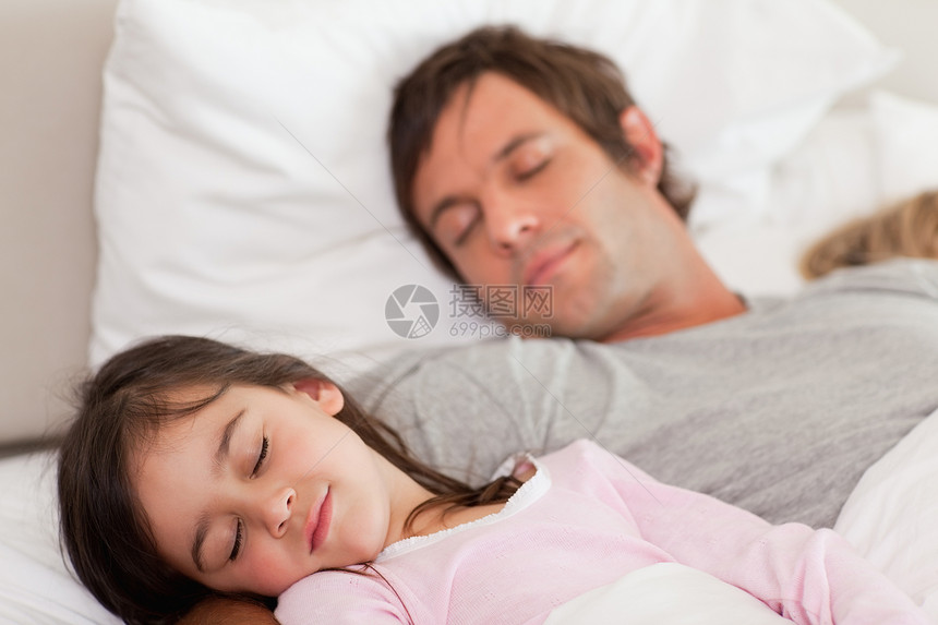 冷静的父亲和女儿睡在一起图片