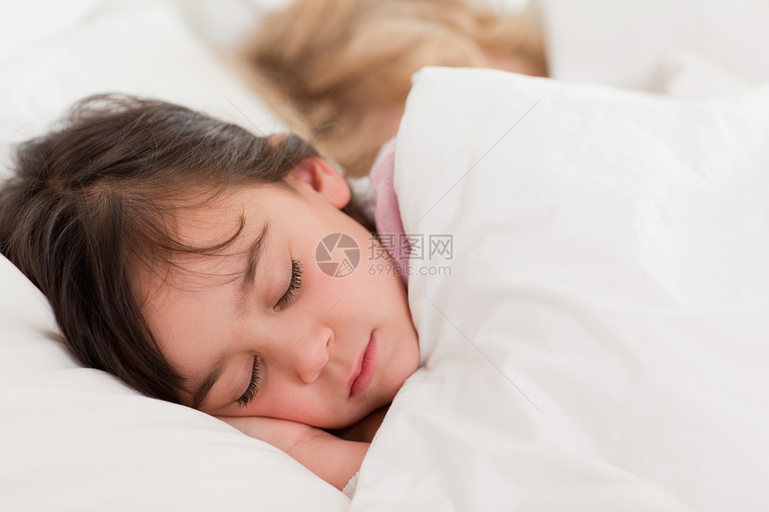 平静儿童睡觉图片