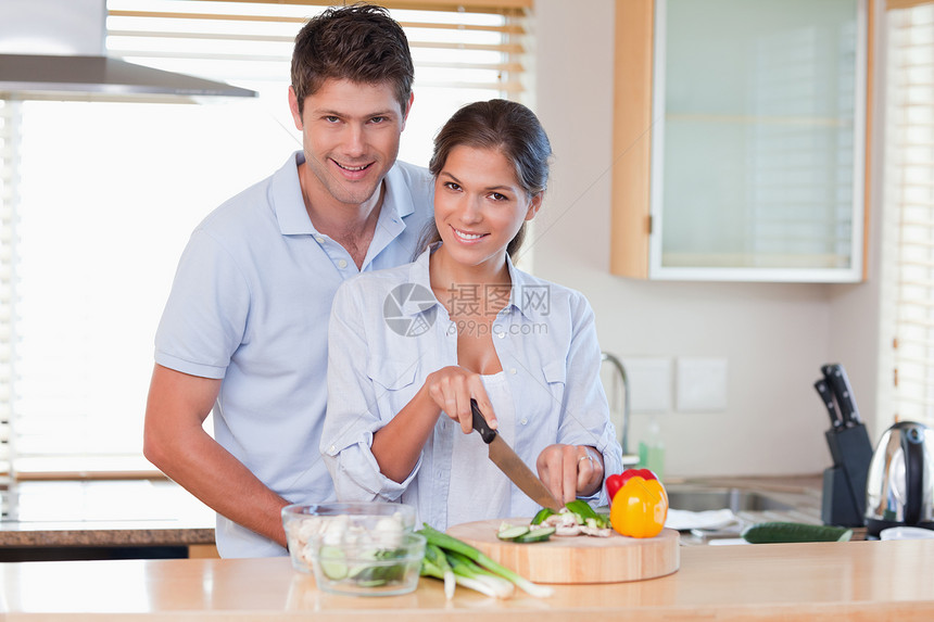 情侣一起煮饭柜台男人素食者女士蔬菜快乐准备丈夫胡椒团结图片