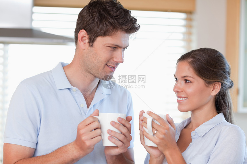 快乐的一对情欢饮茶茶感情中年人杯子幸福厨房男人房子早餐妻子夫妻图片