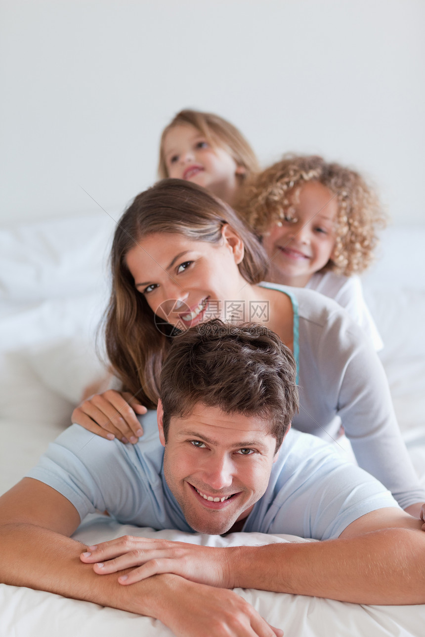 一个快乐的家庭的肖像 躺在彼此身上图片