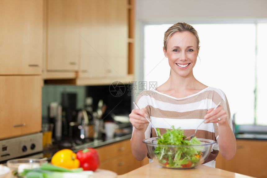 准备健康沙拉的妇女维生素营养女士蔬菜食物晚餐厨房微笑午餐饮食图片