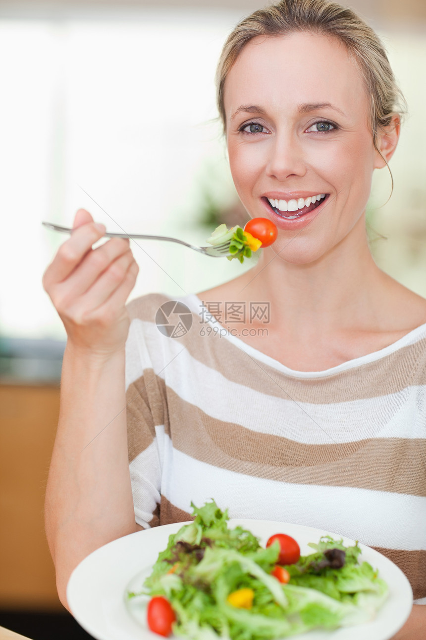 女人吃沙拉快乐幸福饮食女士绿色午餐享受食物蔬菜晚餐图片