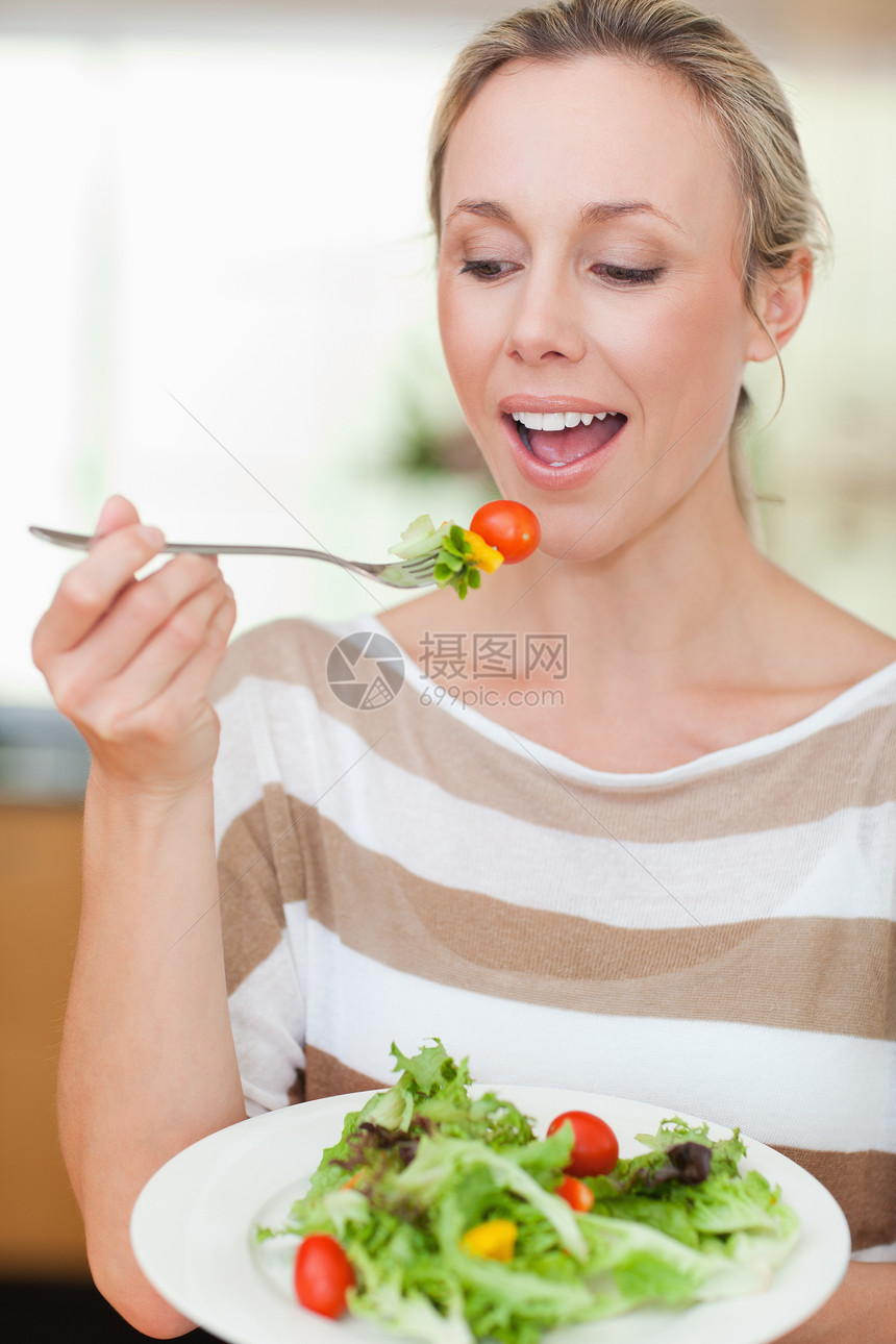 女人就要吃沙拉了图片