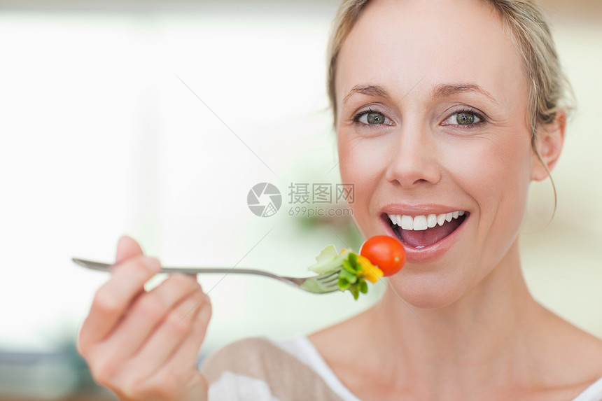 女人吃沙拉沙拉图片