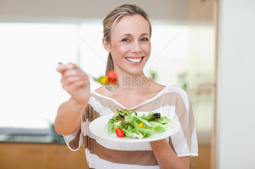 提供健康沙拉的妇女午餐绿色盘子饮食金发食物幸福女士素食者中年人图片