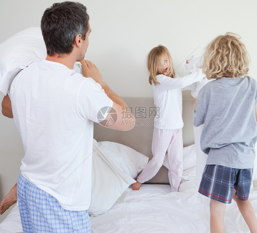 玩乐的一家人打枕头架图片