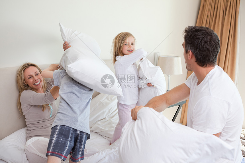 玩乐的家庭 在卧室的枕头争吵图片