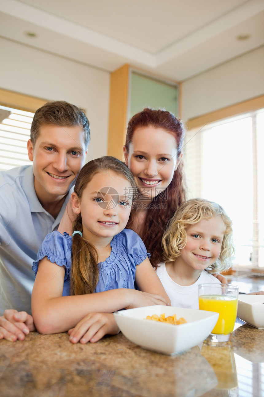 家人在厨房吃早饭孩子果汁桌子男人幸福男生橙子家庭团结女士图片