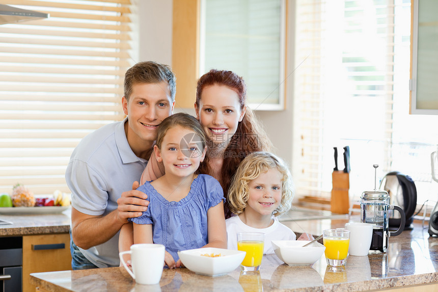 家人一起吃早餐 站在厨房后面的厨房清点图片