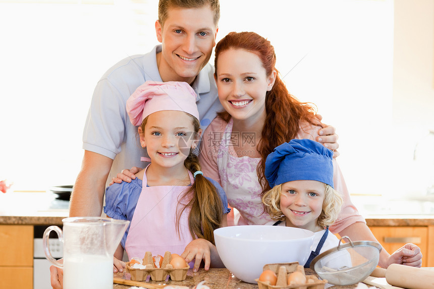 厨房里有烘烤原料的一家人图片