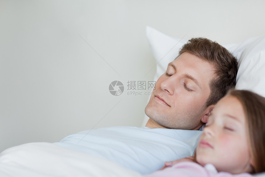父亲和女儿在午睡图片