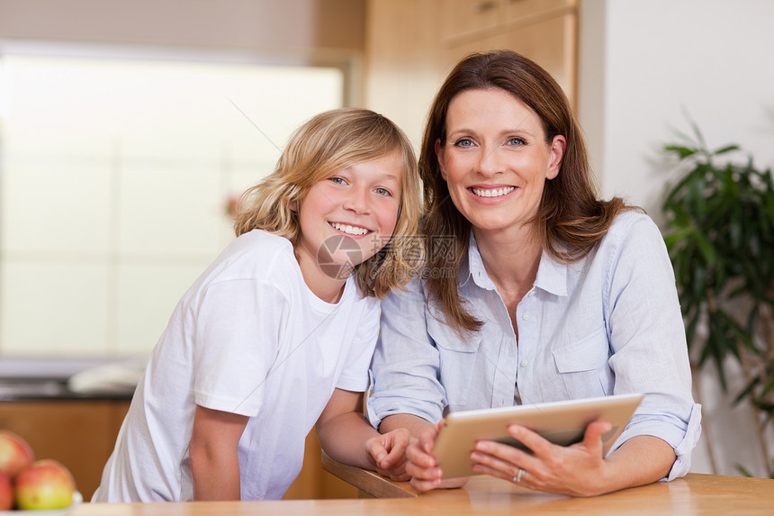 女人和儿子用平板电脑图片