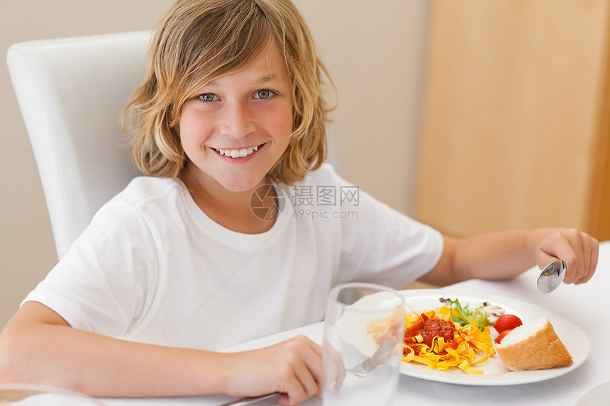 微笑男孩吃晚饭图片