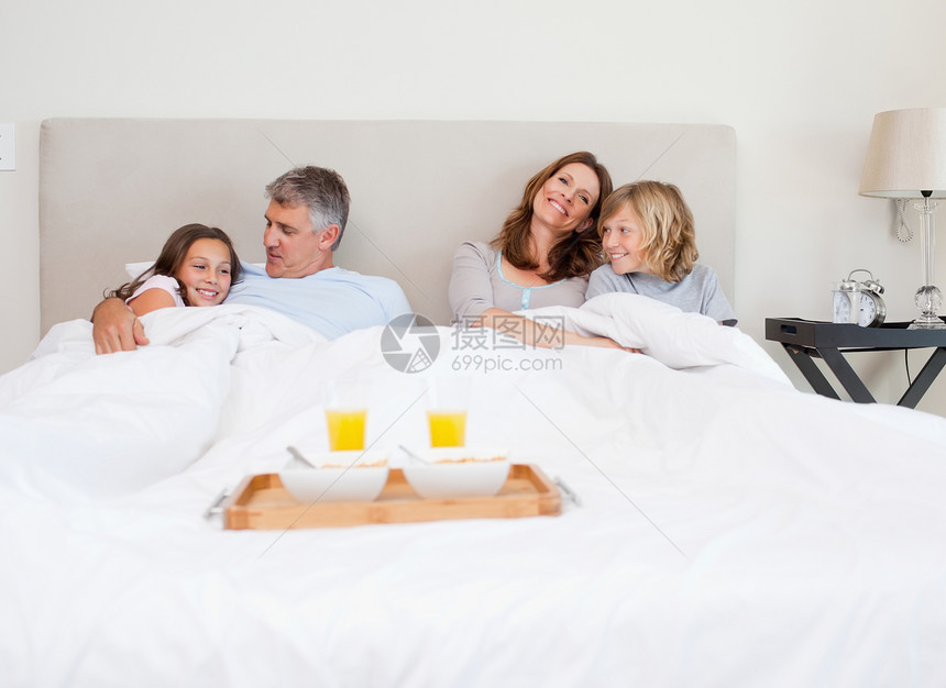 家人准备在床上吃早餐图片