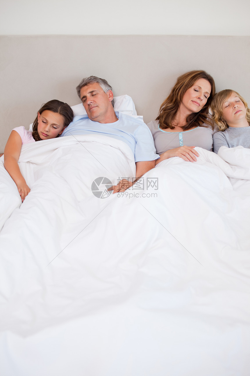 家人睡在卧室里图片