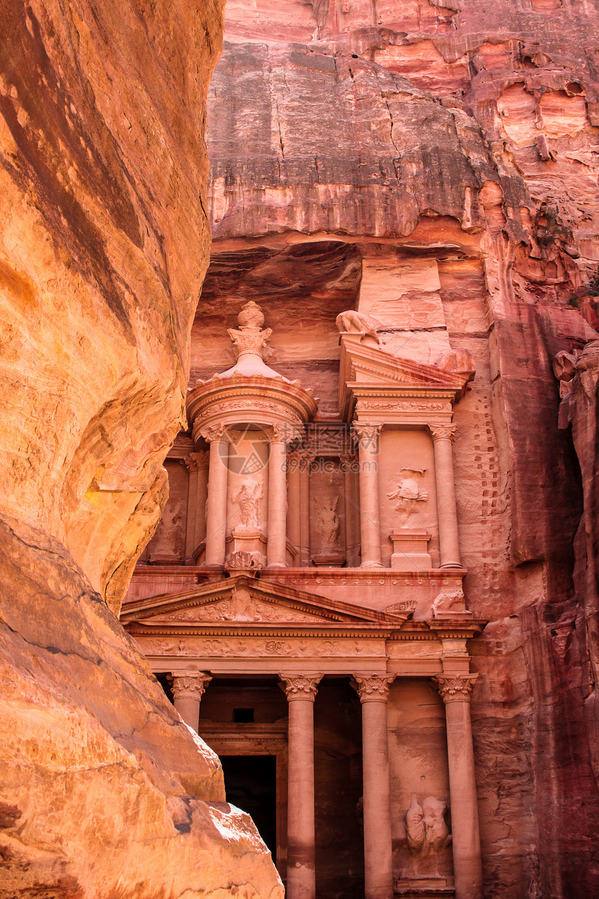 约旦的佩特拉沙漠柱子纪念碑岩石艺术古物旅行历史考古学旅游图片