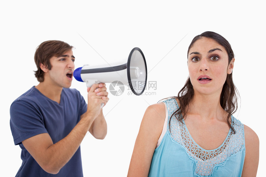 男人用扩音器对她女朋友大喊大叫斗争女性夫妻公告婚姻沟通愤怒工作室挫折年轻人图片