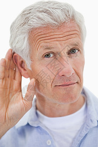 一个人的耳朵被一个男人洗耳恭听的肖像高清图片