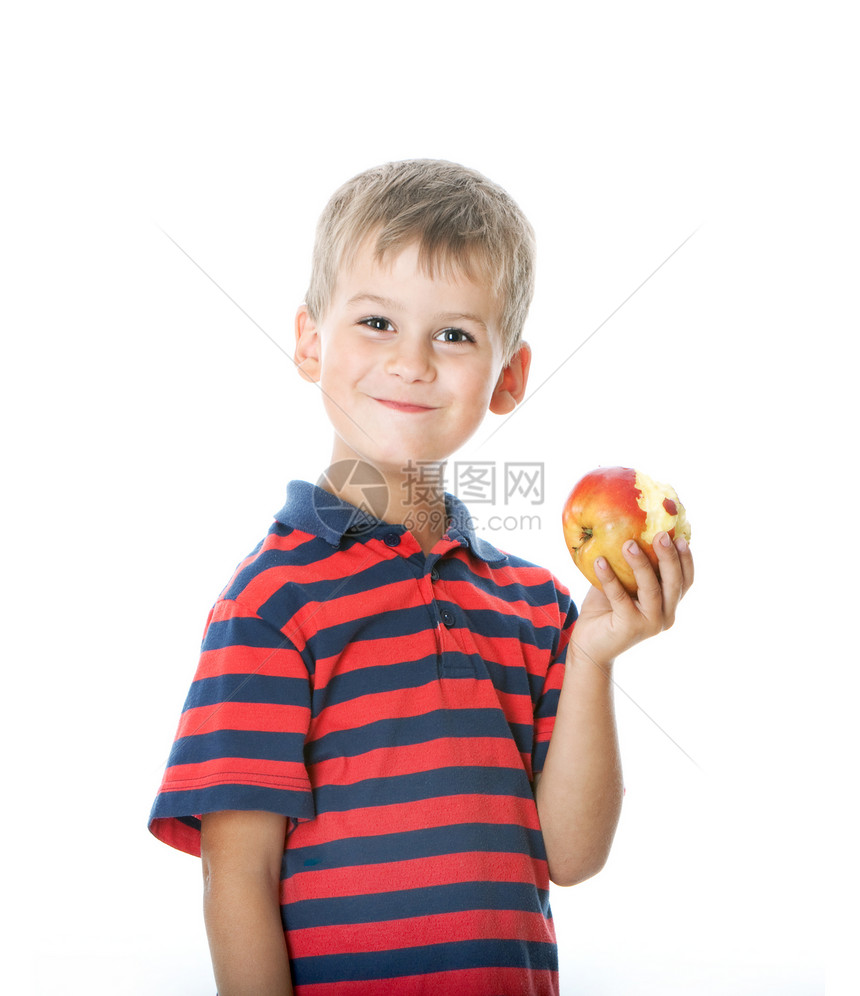 男孩拿着苹果白色享受飓风青年水果童年小吃头发眼睛孩子图片
